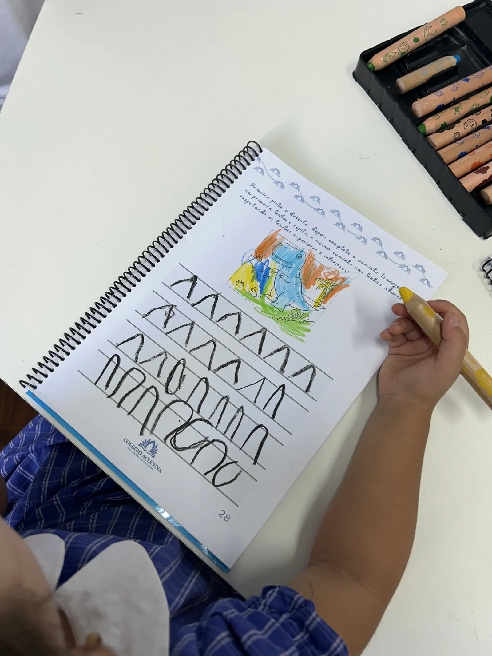 Caderno de caligrafia de um aluno em atividade de escrita