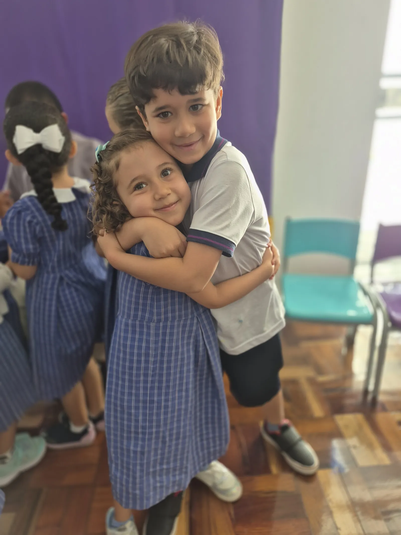 Dois alunos do colégio se abraçando