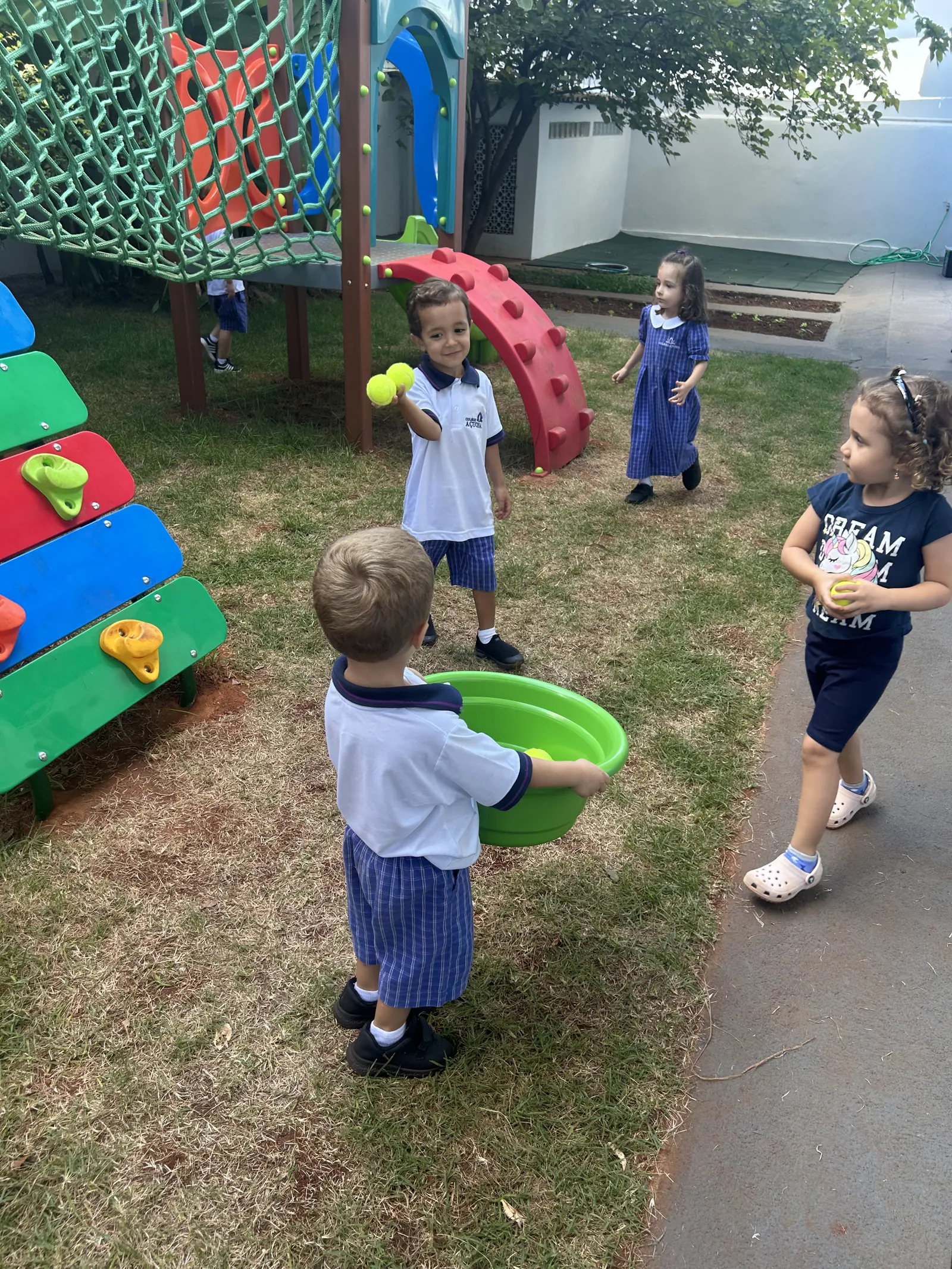 Crianças brincando juntas no parquinho