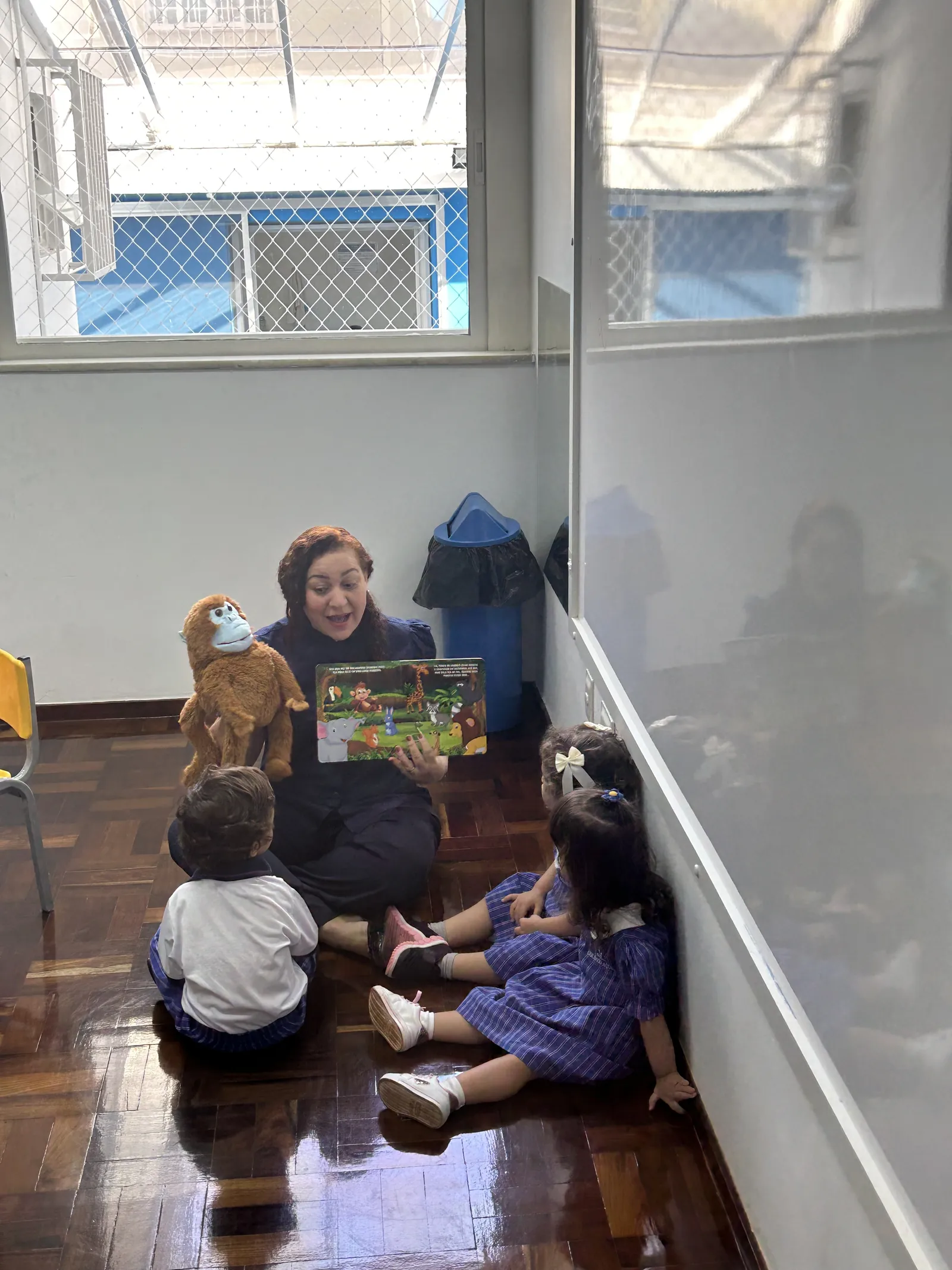 Professora contando história com fantoche para as crianças