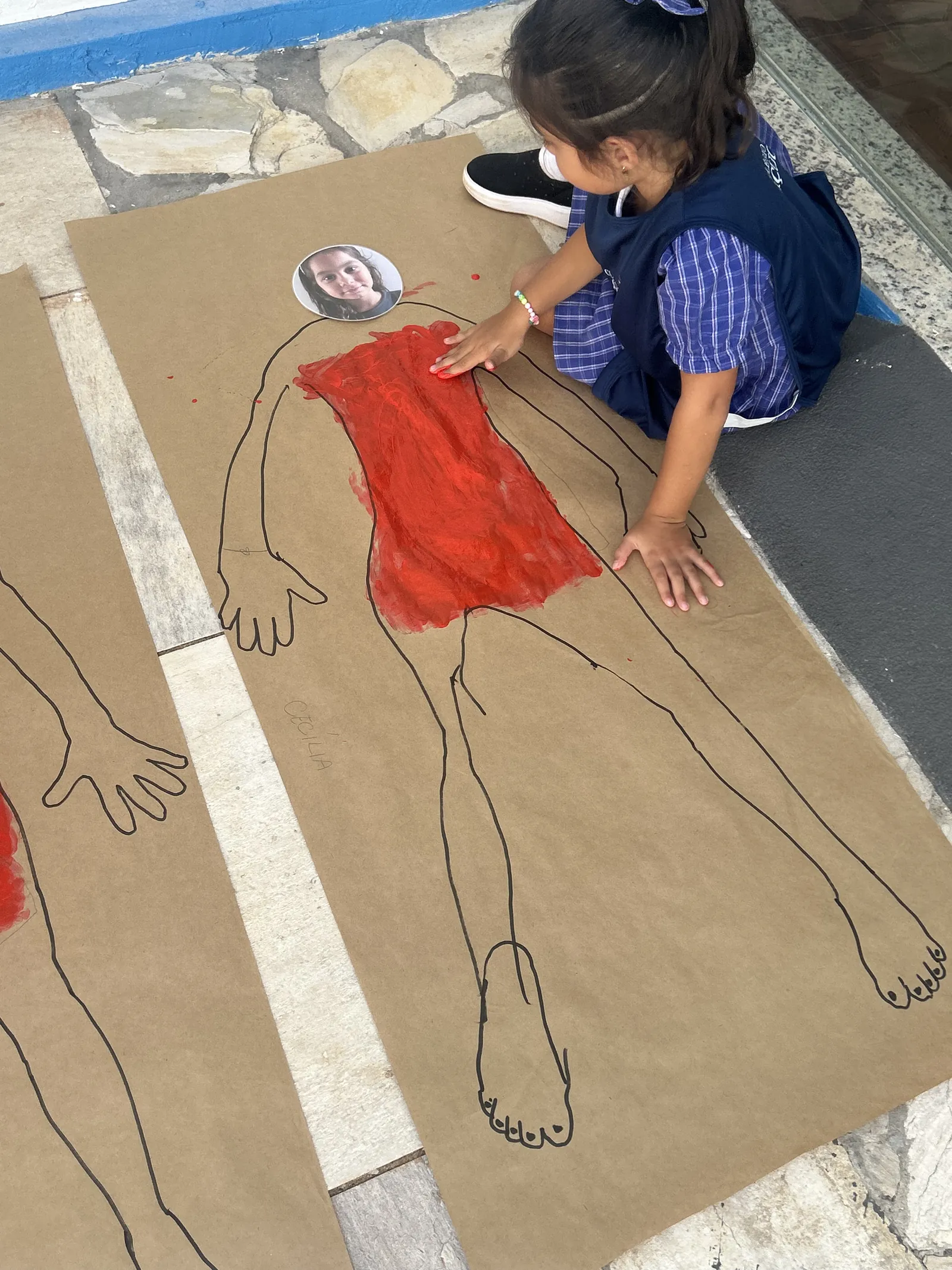 Projeto sobre o corpo humano desenhado em papel kraft