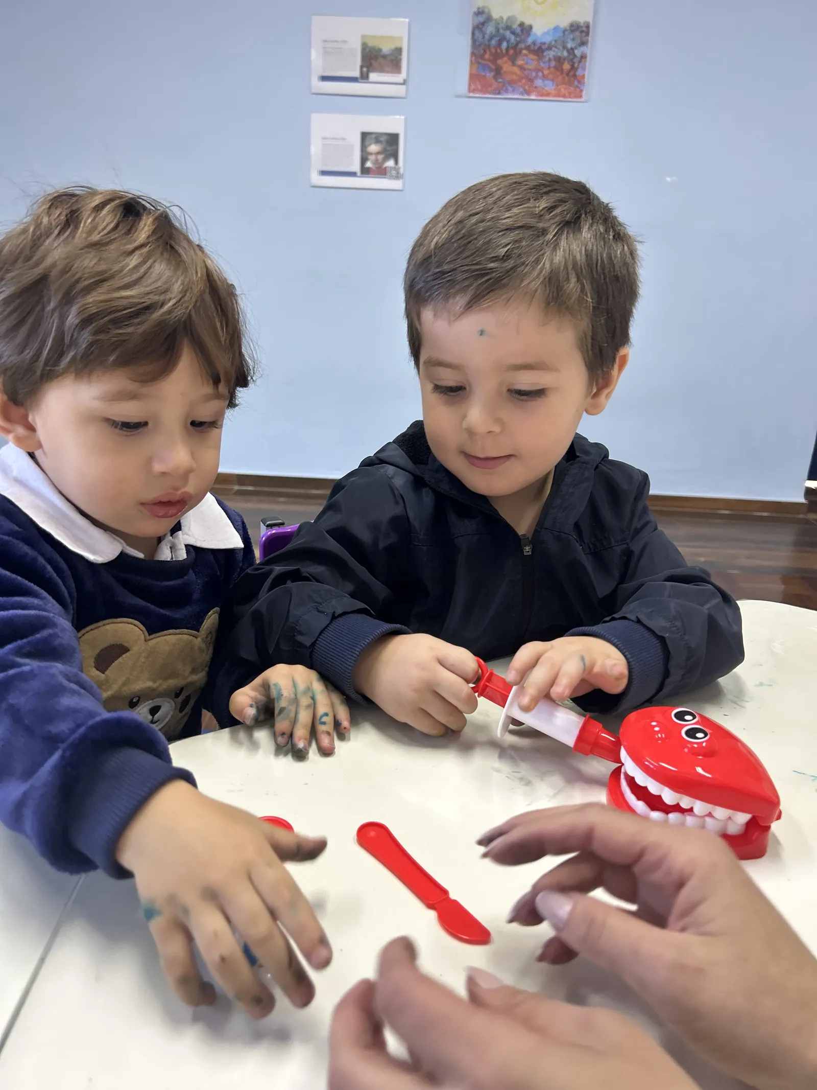 Dois alunos trabalhando juntos em uma atividade